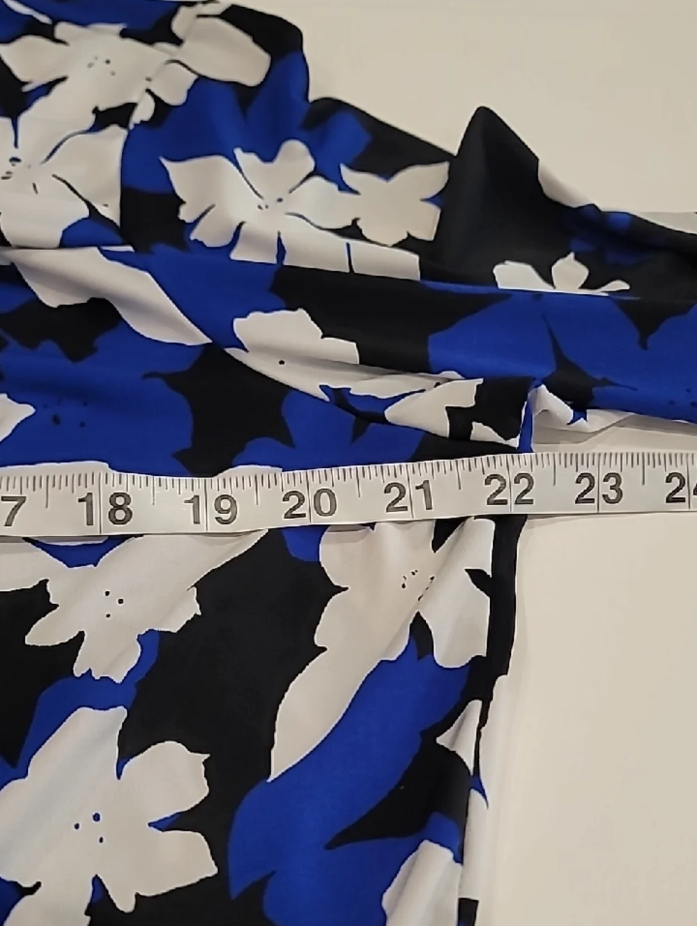 Liz Claiborne Blue Black White Floral Asymmetric Neckline Blouse Large - Picture 10 of 13
